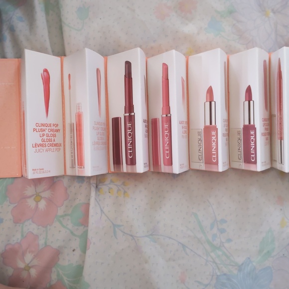 Clinic Lip Vault 2 lip gloss,2lip crayon, 2llip stick, 2pop plush, 2 lip wands - Picture 2 of 2